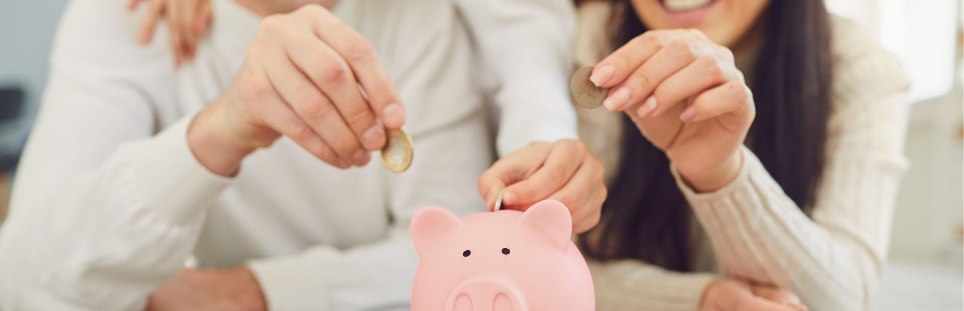 Šeima, monetos, taupyti, kiaulė taupyklė, mama, tėtis ir dukra